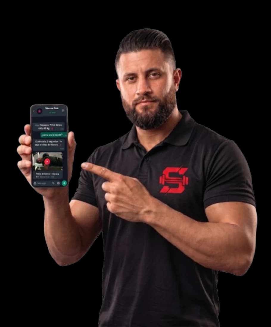 Entrenador sosteniendo su teléfono con el chat de WhatsApp de la IA de Synapfit